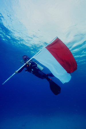 HUT Kemerdekaan RI, Pertamina Kibarkan  Bendera Bawah Laut