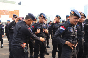 Polri Amankan Aksi Unjuk Rasa, Mahasiswa dan Elemen Masyarakat  Kepung DPR/MPR RI dan KPU