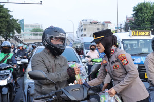 Pengendara Sambut Gembira Operasi Simpatik  Polisi Wanita Sepanjang Thamrin-Blok M dan Gatot Subroto