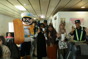 Apresiasi Kepada Pelanggan ASDP Bagikan Merchandise