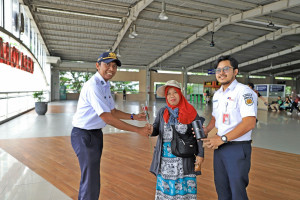 Penumpang KA Commuter Line Dapat Beragam Suvenir 