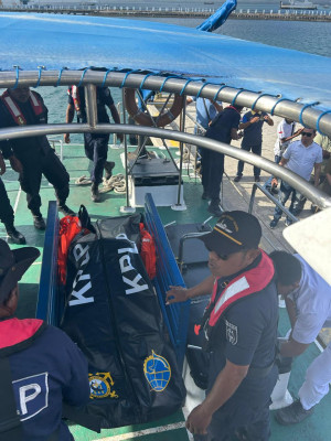 KPLP KN 364 Evakuasi ABK Kapal MP. Pride Yang Terjatuh ke Laut Saumlaki