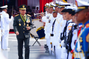 Panglima TNI Pimpin Upacara HUT Ke-79 TNI AL Di Perairan Teluk Jakarta