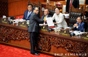 Tok .....DPR RI Resmi Mengesahkan Perubahan Ketiga UU Pelayaran
