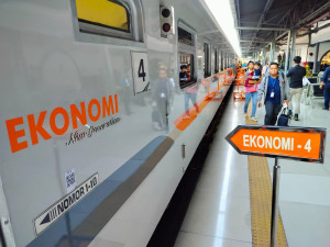 Volume Penumpang  Kereta Api Kelas  Ekonomi Meningkat Signigikan