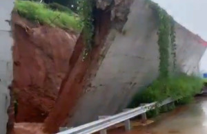 Hujan Lebat, Dinding Penahan Tanah  Tol Cinere -Serpong Longsor, 