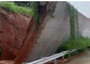 Para Pekerja Masih Menangani Longsoran Tebing Tol Serpong - Cinere