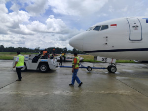 Pesawat Trigana Air  Keluar Asap,  di Bandara Sentani, Penumpang Panik