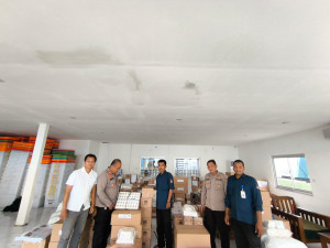 Logistik  KPU, Sejumlah Personil Polri Lakukan Pengamanan Khusus