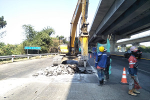 Awas Ada Pekerjaan Pembongkaran Gerbang Tol di Ruas Tol Jakarta -Cikampek