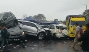 Kecelakaan Beruntun Tol Cipularang, Sejumlah Kendaraan Menumpuk dan Ringsek