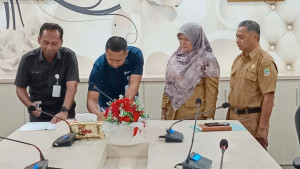 PT Jasamarga Transjawa Tol Serahkan 3.050 Meter Selang Pembuangan Pompa Air 