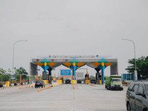 Kendaraan Menyemut Pada Tiga Ruas Tol Regional Nusantara di Hari H Naru