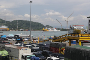Kendaraan di Pelabuhan Merak Banten Menyemut, Plat B  Dominasi Sumatera 