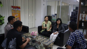 Tindakan Polisi Ini Dapat Sanjungan  Dapat Dari Ornumpang Pesawat .....