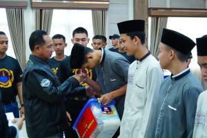 Panglima TNI Berikan Bantuan Paket Sembako Kepada Anak Yatim Piatu 