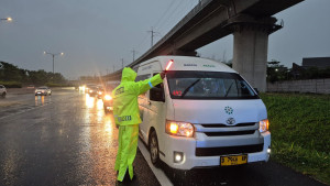 Kendaraan Keluar Tol Pasteur Bandung  Terhalang Banjir  Seluruh Kendaraan Dialihkan