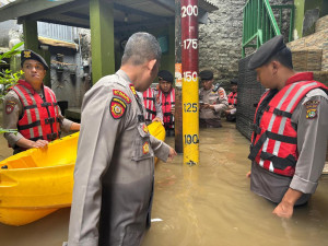 Jakarta Dikepung Banjir, Polda Metro Jaya Terjunkan Tim