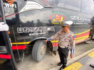 Ditlantas Polda Metro Jaya Sidak  Periksa Kelengkapan Bus di Terminal Pulo Gebang