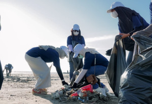 Relawan Bakti BUMN Sapu Bersih Sampah di Pantai Lampu Satu Merauke