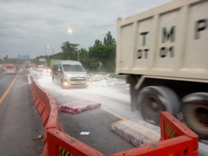 Kecelakaan Truk Angkutan Barang di Ruas Tol Cipularang Kembali Terulang, Muatan Berhamburan 