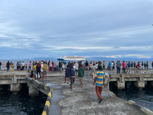  KM Dorolonda Kini Singgah di Pelabuhan Waren, Penduduk Riang Gembira