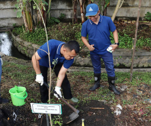 PT Jasamarga Transjawa Tol Tanam Pohon dan Bersih Sungai di Ruas Jalan Tol Palimanan-Kanci