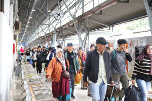 Penumpang Commuter Line  Boleh Makan dan Minum di Dalam Kereta Saat Waktu Berbuka  Puasa