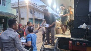 Korban Banjir Bekasi Masih di Pengungsian, Brimob Polda Metro Jaya  Buka Dapur Umum