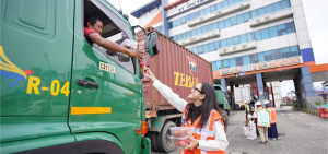 Selama Ramadhan, Para Pekerja  Bongkar Muat dan Sopir dapat di Tg  Priok Dapat Pasokan Makan Gratis