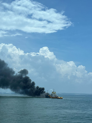 Tanker  MT Ronggolawe Meledak, di  Perairan Tanjung Pakis, Dua Tugboat Ikut Terbakar 