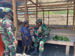 Minim Obat-Obatan, Medan Yang Sulit dan Terpencil TNI Terjunkan Tenaga Medis ke Puncak Jaya 