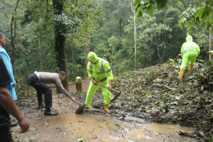 Bencana Longsor di Pacet  dan Batu,   Polisi Bersama TNI dan BPBD Gotong Royong
