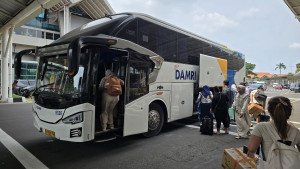 Pelanggan DAMRI dari Bandara