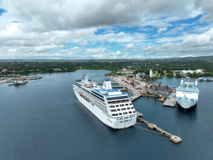 Kapal Pesiar  MV.Nautica Sandar di Waingapu NTT, Lanjut ke Benoa dan Jakarta Ratusan Wisman Kagum,