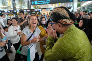 Staf Frontliners Bandara Soekarno-Hatta Terbaik se-Asia  