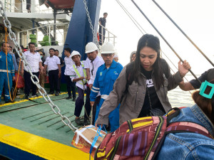 Bakamla RI Bersama Rapala Bengkulu  Berikan Bantuan  Transportasi Warga ke Pulau Enggano