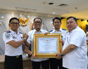 Plt Ditjen Hubdat Serahkan Penghargaan MENPANRB Kepada Anak Buahnya 