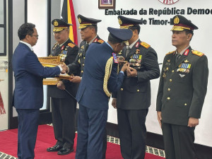 Pemerintah Timor Leste Memberikan Penghargaan Tertinggi Kepada Kapolri dan Empat Pati