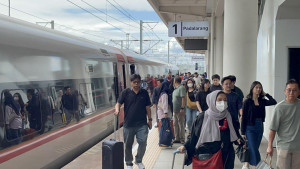 Kereta Cepat Whoosh Mencatat Penumpang Ha4ian Tertinggi   25 Ribu