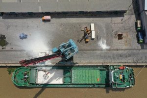 PTP  Cabang Palembang Bagikan APD ke TKBM  Pelabuhan Boombaru  