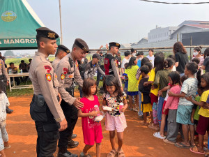 Polda Metro Jaya Kerahkan Personel  Kelokasi Kebakaran Kapuk Muara