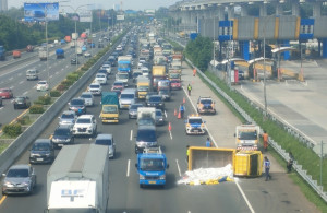 Truk Bermuatan Penuh Terguling di KM 7 Tol Jagorawi, Lalin Arah Cawang Macet Merayap
