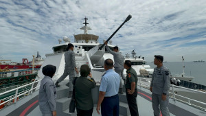 Kemhan Tinjau Sistem Persenjataan KN Tanjung Datu-301.