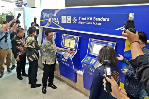 Naik Kereta  Basoetta. Cukup  Menempel Visa Contactless