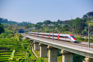 Selama Sembilan Bulan Kereta Cepat Whoosh  Layani 10 Juta Penumpang