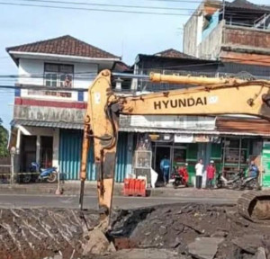 Ratusan Truk Logistik Terjebak, Jalan Nasional Denpasar - Banyuwangi Terputus, Dirjen Hubdar: Perbaikan Tiga Minggu