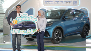 Annisa Dpat Hadiah Utama Mobil  Listrik BYD M6 Dari InJourney Airport
