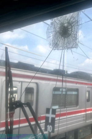 KAI Commuter Kembali Kena Lemparan Batu Dari Orang Tak Dikenal