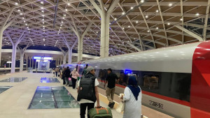 Iseng Mencuri Bantal, Oknum Penumoang Kereta Cepat Whoosh Ditangkap